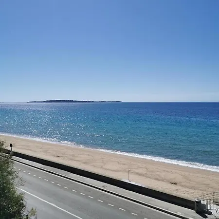 Apartment Modern One Bedroomed Just Off The Seafront With A Terrace And Pool Access 1753 Cannes