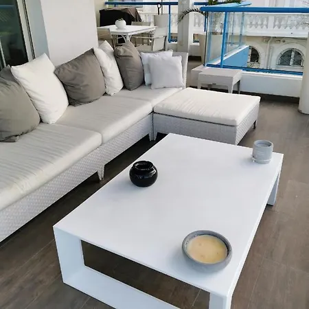 Modern One Bedroomed Just Off The Seafront With A Terrace And Pool Access 1753 Cannes