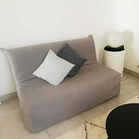 Modern One Bedroomed Just Off The Seafront With A Terrace And Pool Access 1753 Cannes